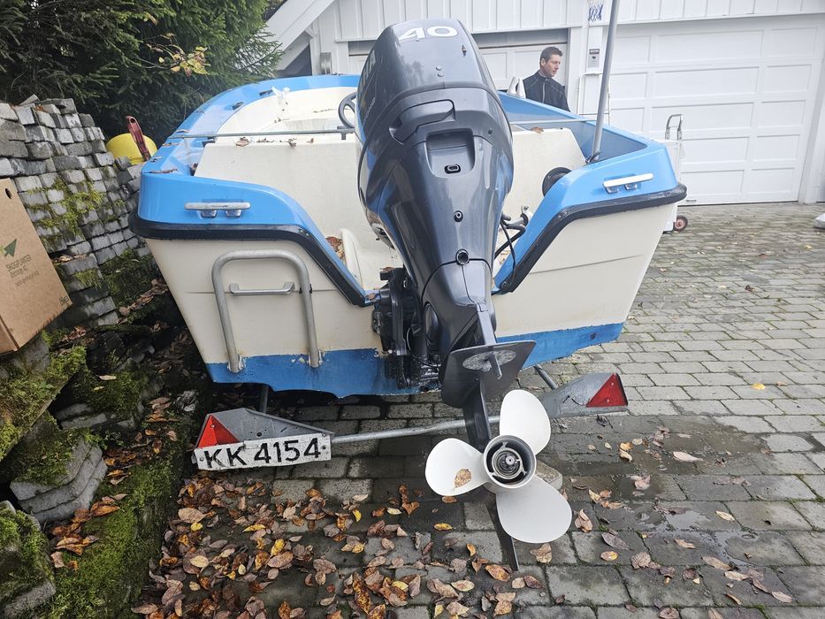 Лодка,мотор и колесар