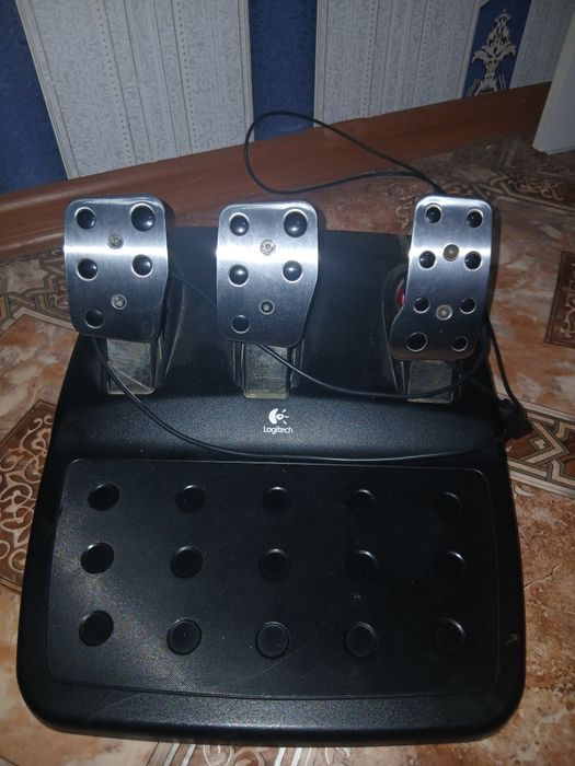 Игровой руль от Logitech