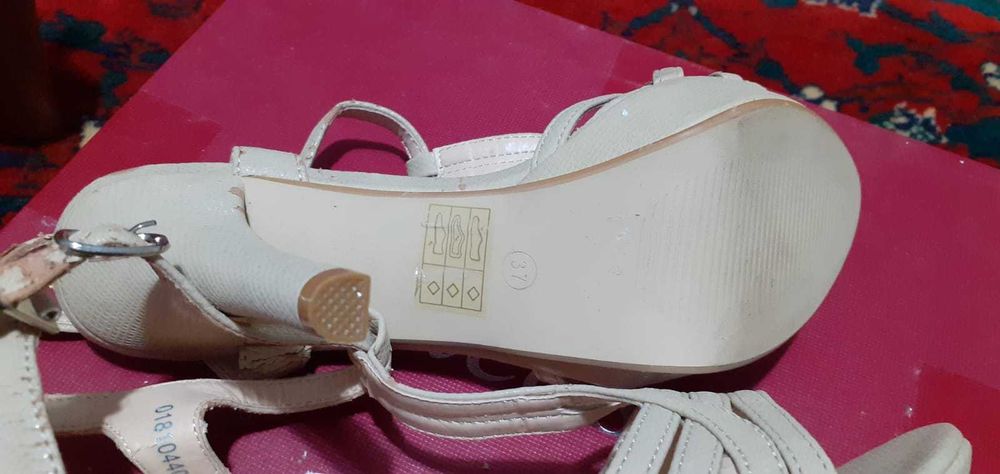 Босоножки летние.