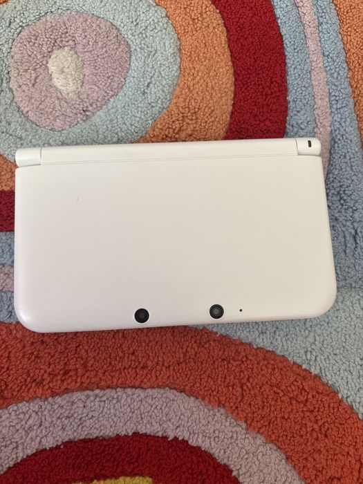 Nintedo 3ds xl+ 3 игри и зарядно