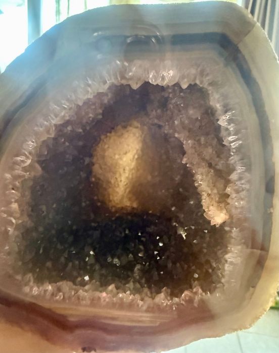 Естествена геода от ахат с кристална друза