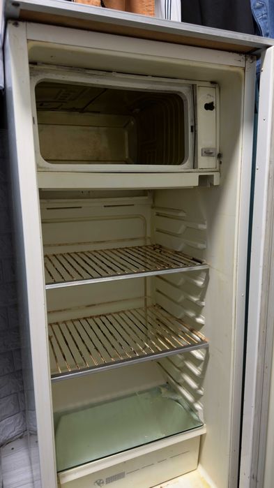 Продается холодильник, рабочий 400 тыс. Самовывоз!