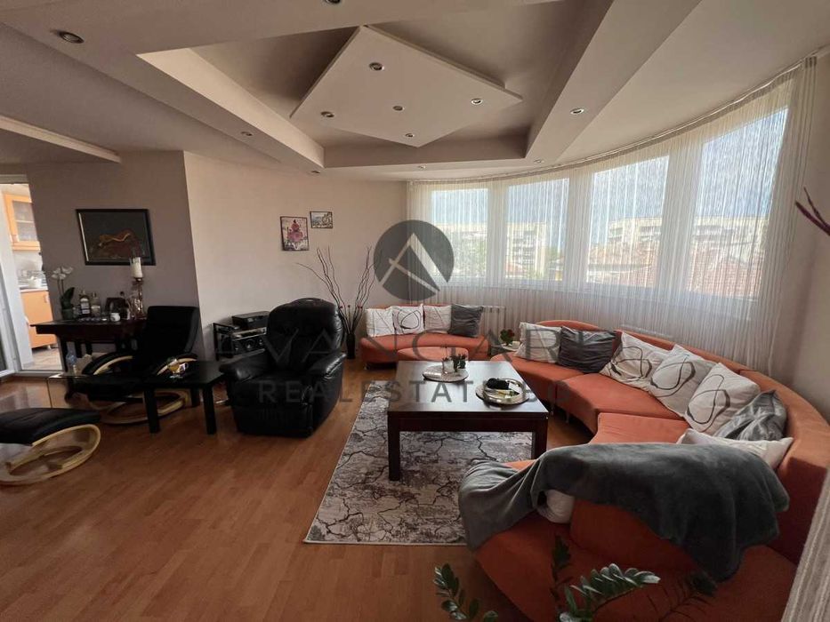 Продава се Тристаен апартамент в Пловдив, Кючук Париж - 113 кв.м за 2027 €/кв.м - Снимка #1