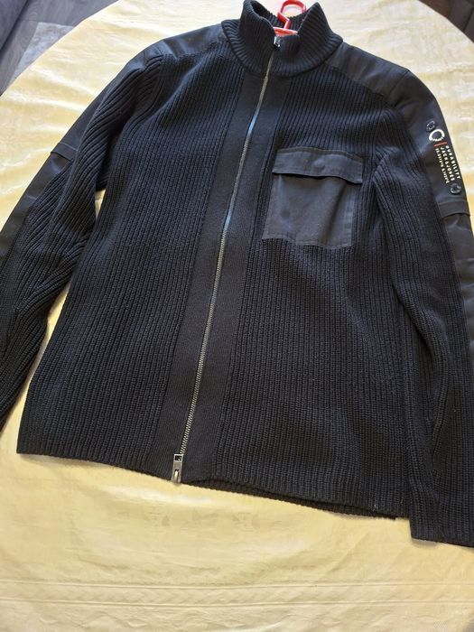 Pulover barbati, culoare neagră.