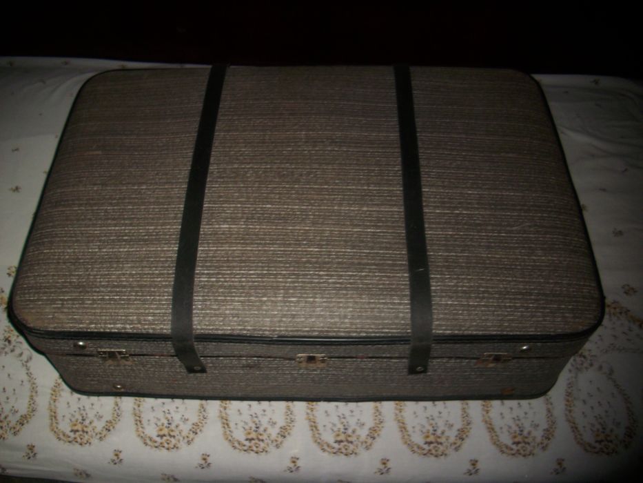 Един дамски чадър и куфар