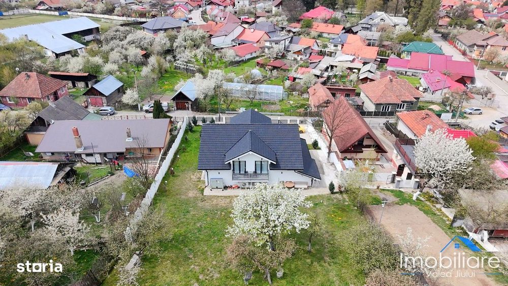 Casa / Pensiune exclusivista - Petrila (Bratianu) | 4 camere cu baie