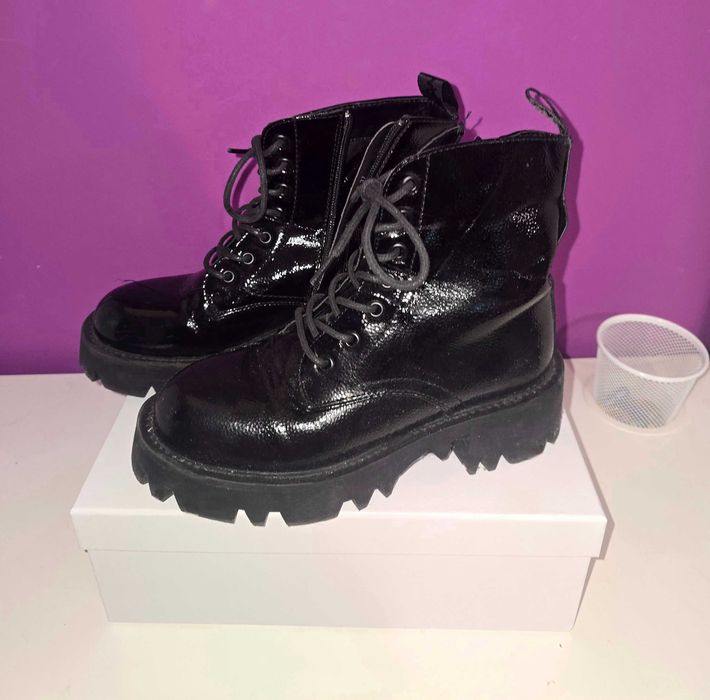 Черни лачени боти