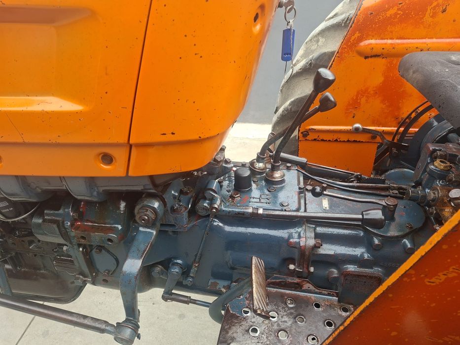 Vând doua tractoare,un fiat de 60 de cai și un leuț de 445