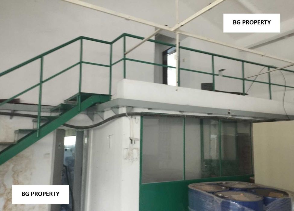 Продава промишлено помещение - сграда с двор