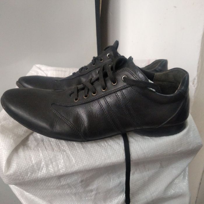 Продам фирменные кроссовки.