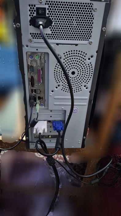 Настолен компютър с монитор 17 инча подходящ за филми, интернет, музик