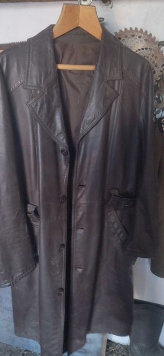 Кожаный плащ и военная китель