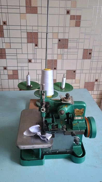 Продам оверлок бытовой