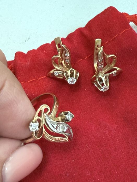 Продам золотой набор, 585 проба, серги и кольцо