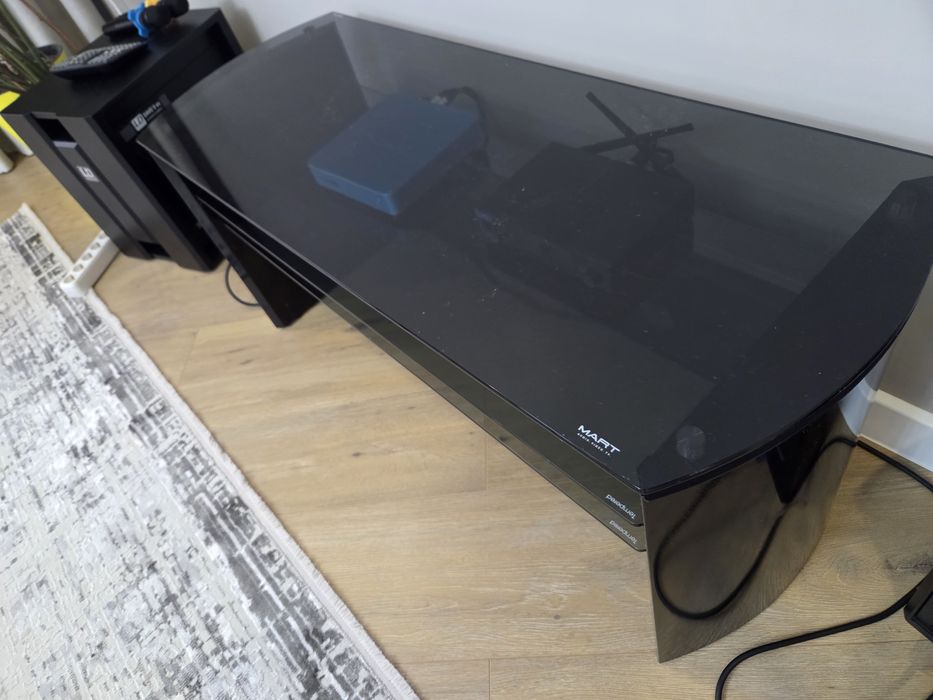 Стеклянная тумба под тв