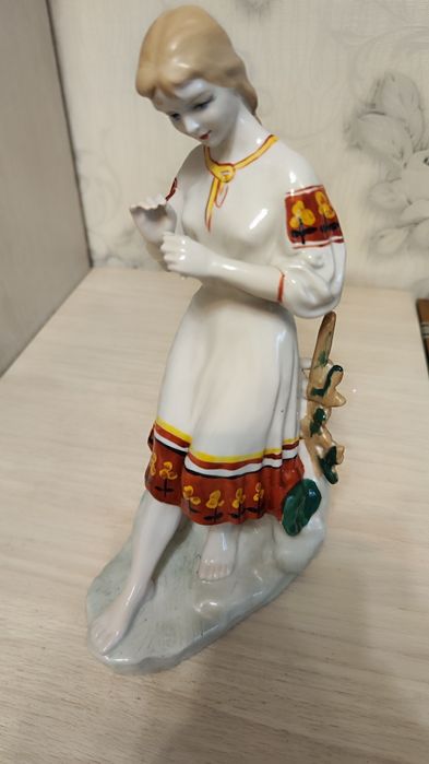 Статуэтка фарфоровая " Гадание на ромашке"