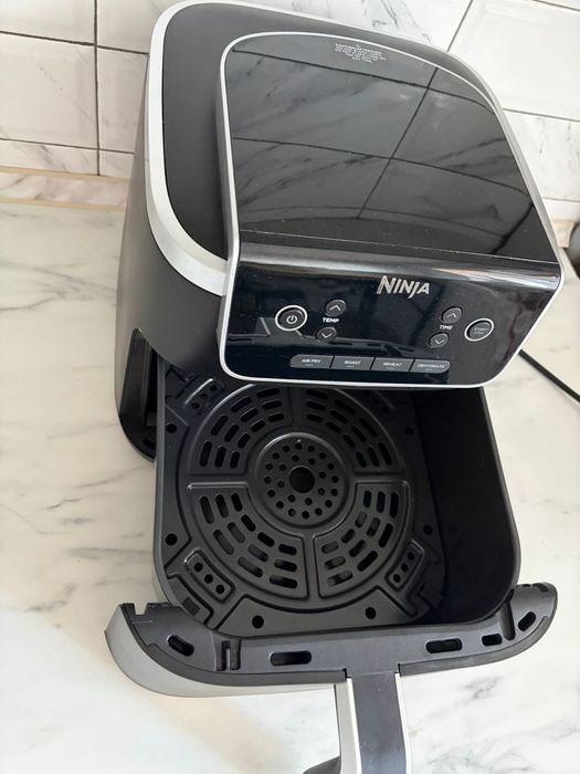 Friteuza cu aer cald  Ninja AF140 / NOU / 0 ore utilizare