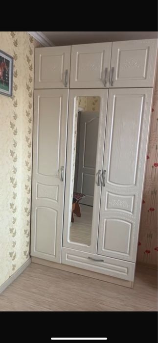 Шкаф белый с зеркалом