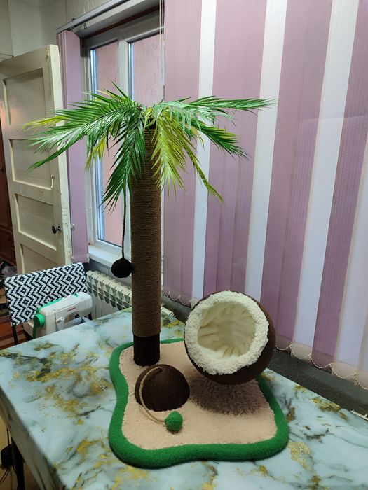 Лежанка для кошек с когтеточкой.