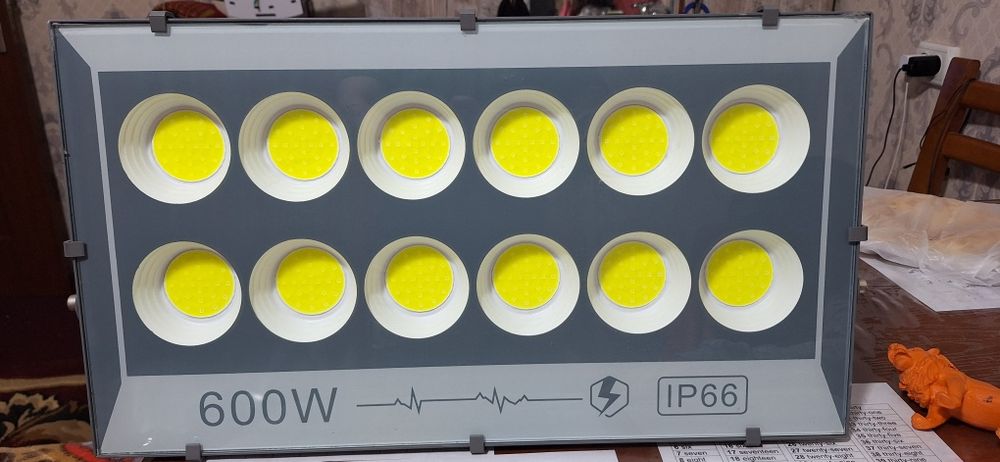 LED прожектор 600 W.