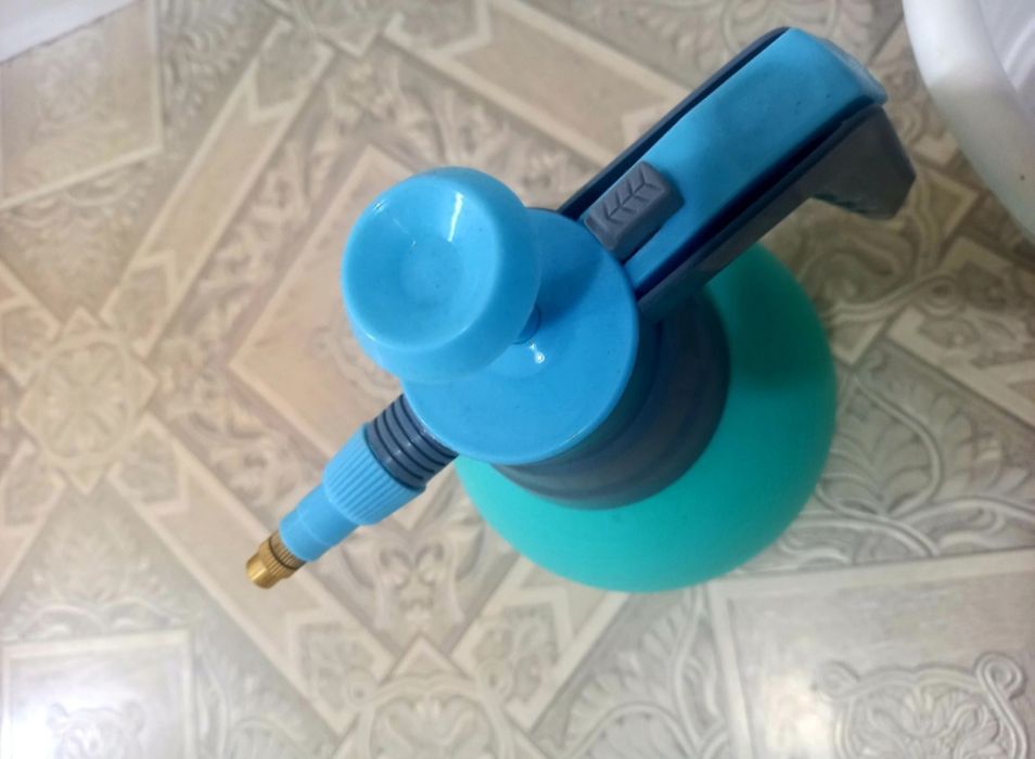 Опрыскиватель + горшок для цветов