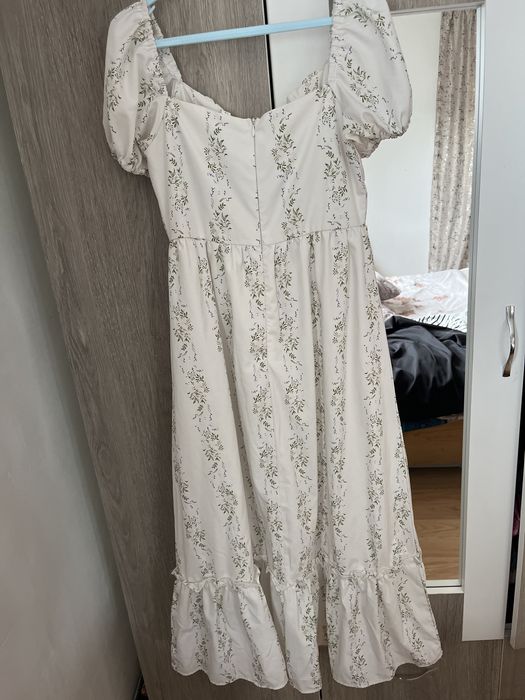 Vînd rochiță pentru mai multe detali contactați mă 0758345553