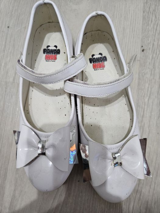 Продам белые туфельки для девочки