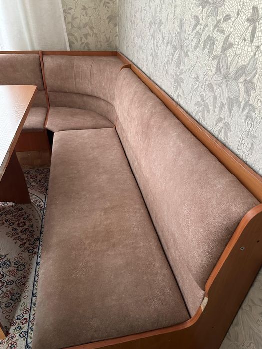 Кухонный уголок с столом и 2 табуретами