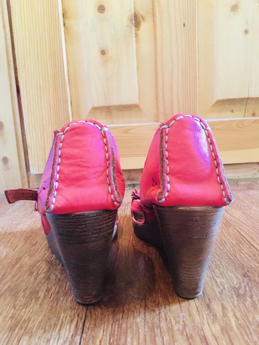 Босоножки на танкетке