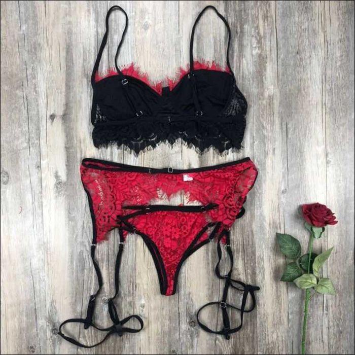 Секси дантелен комплект Helen - сутиен, бикини и жартиерен колан