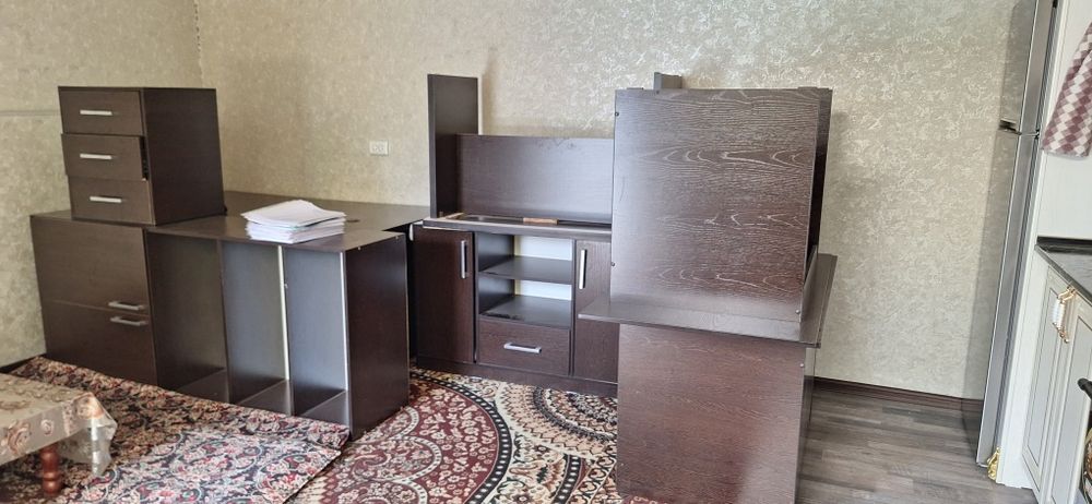 Yaxshi holatda ofis mebellari komplekt