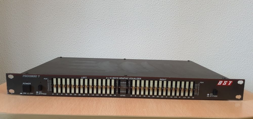 Vând egalizator cu 2x15 corecții pe canal
