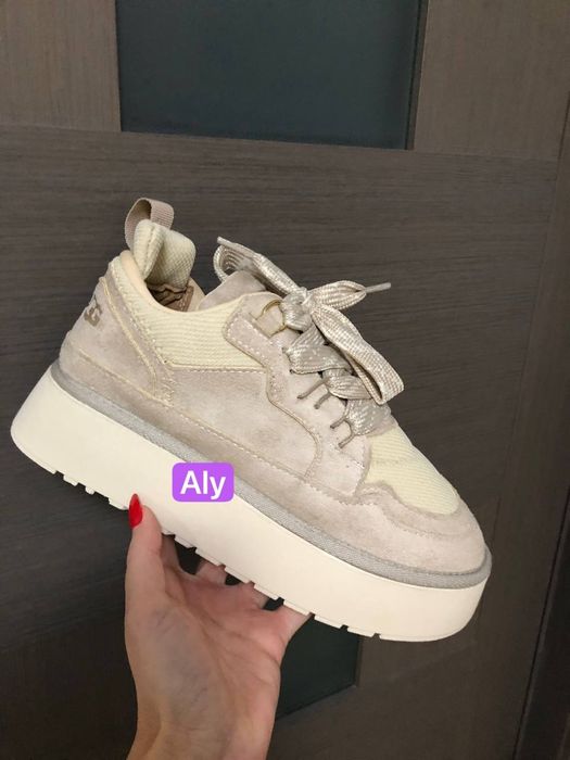 Adidasi dama tip ugg