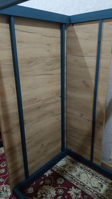 Срочно продаётся стол состояние новая цвет дубовый ширина 80 длина 130