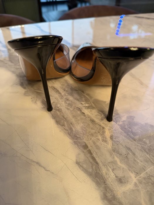 Нови обувки Alaia