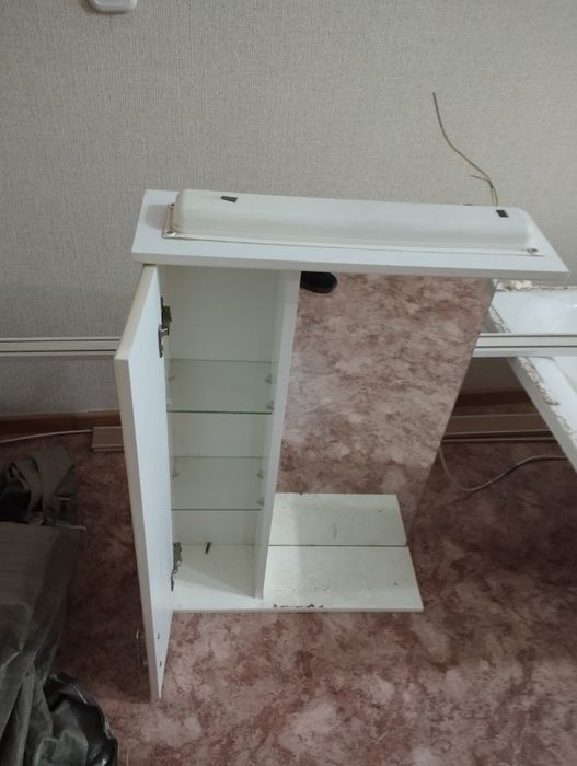Полка в ванную с зеркалом