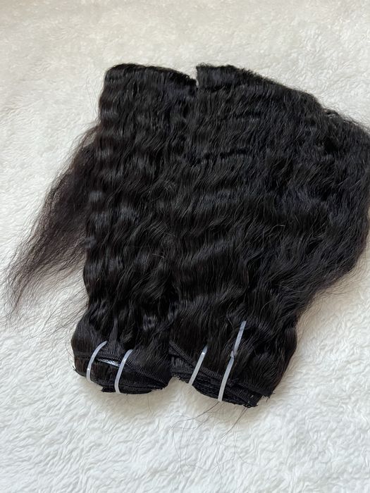 Детствена черна чуплива коса на щипки