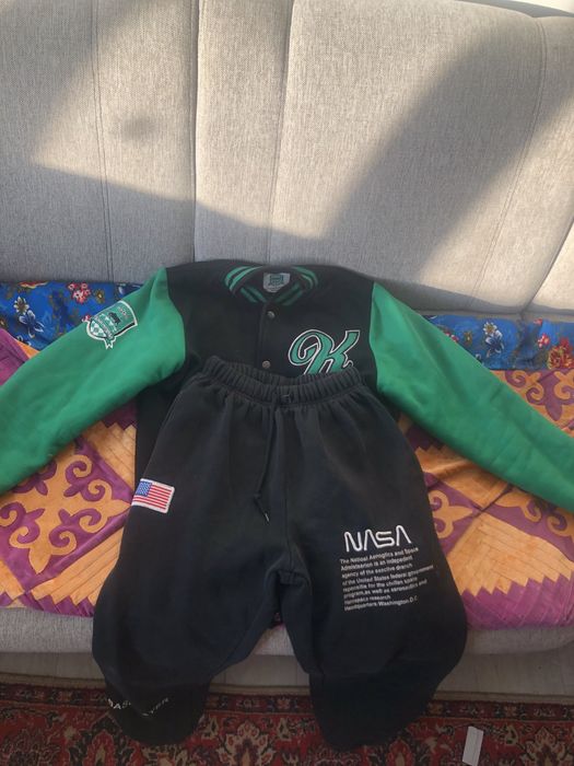 Продам бомбер и штаны все оригинал