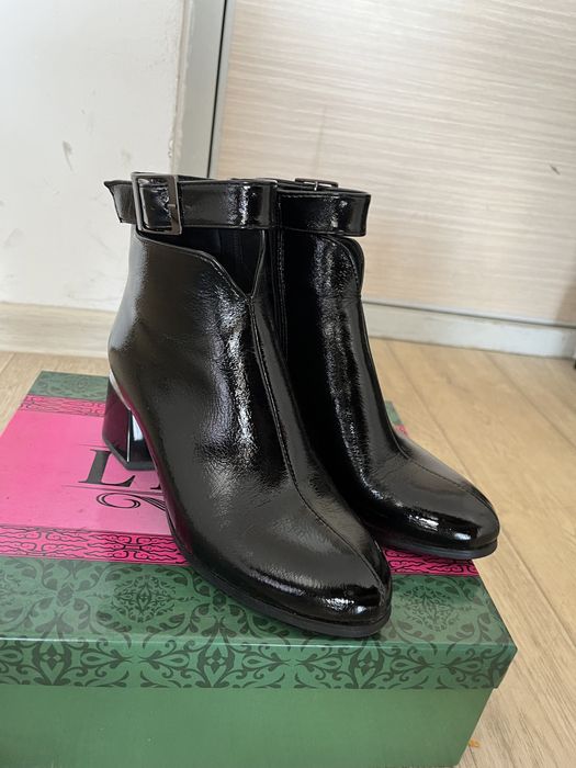 Ботильоны черные.