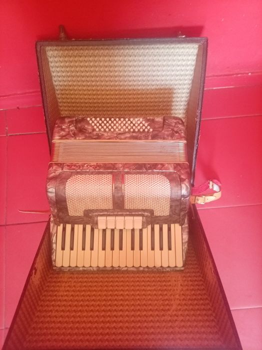 Vând acordeon în stare bună