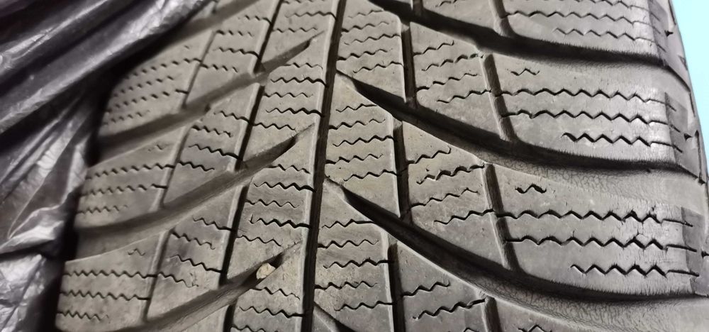 ОТЛИЧНИ Зимни гуми  BRIDGESTONE 185/65/R15 - 2 БРОЯ/ без забележки