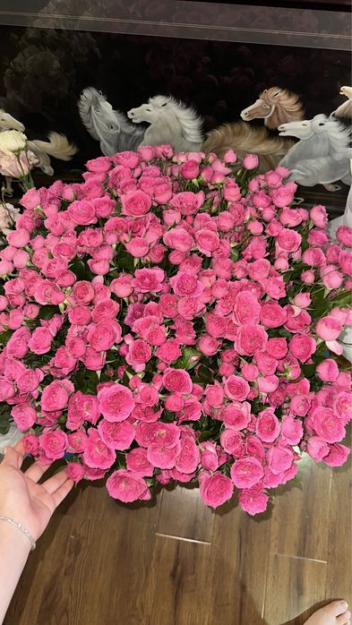 продается пышный букет из кустовых роз