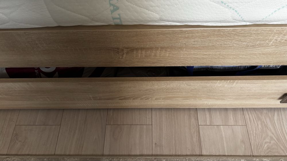 Кровать с матрасом