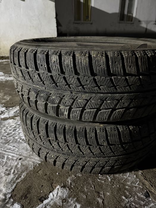 продам 2 шины на Уаз