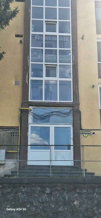 Proprietar vind  apartament cu 2 camere decomandat