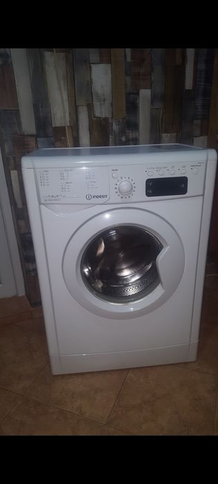 Vând mașina de spălat Indesit  clasa A+++ 6 kg în stare perfectă