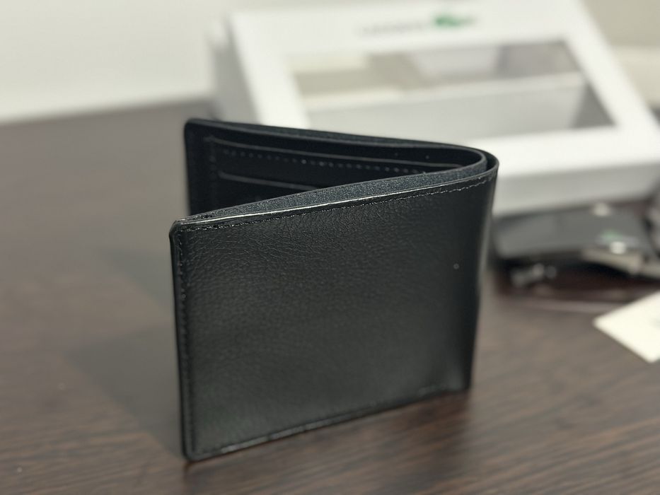 Нов подаръчен комплект портфейл и колан Lacoste от естествена кожа