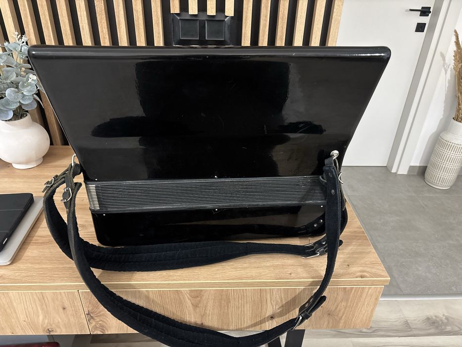 Acordeon Weltmeister Meteor cu 120 de basi