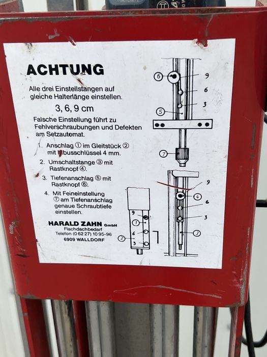 Mașină de montaj ergonomică pentru combinație tub-șurub