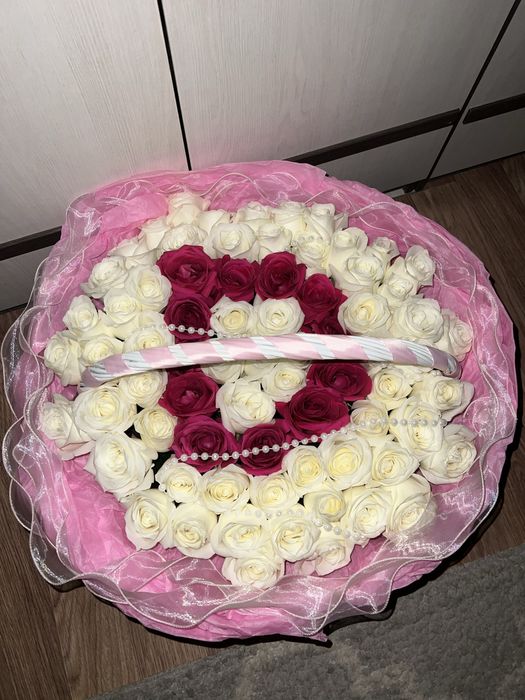 Букет 101 роза с буквой Д